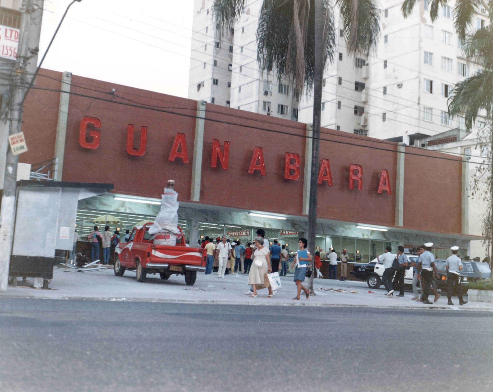Fachada de loja Guanabara, com o tradicional letreiro vermelho