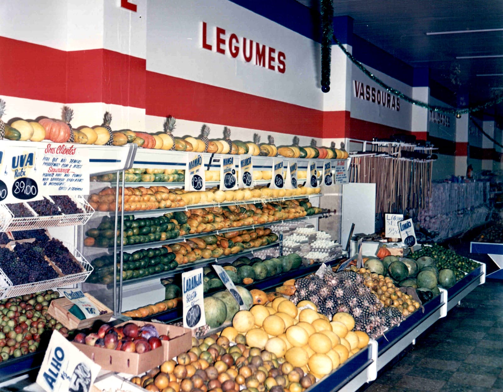 Seção de hortifruti, com frutas e legumes frescos